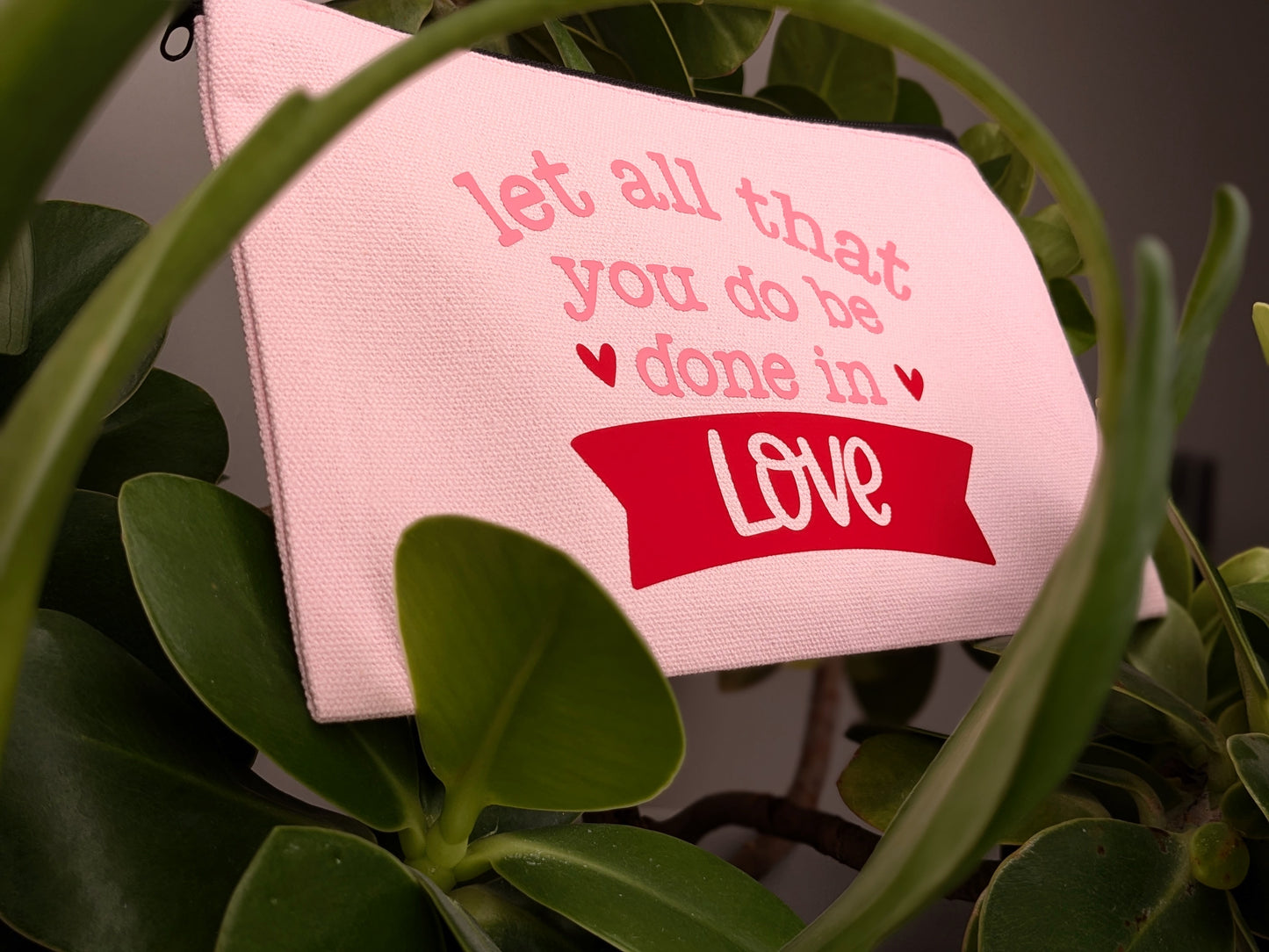 Necessär i rosa/pink zipper bag "Let all that you do be done in Love"