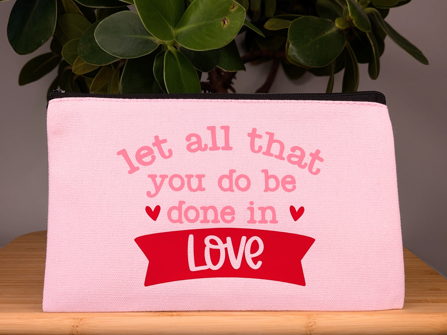 Necessär i rosa/pink zipper bag "Let all that you do be done in Love"