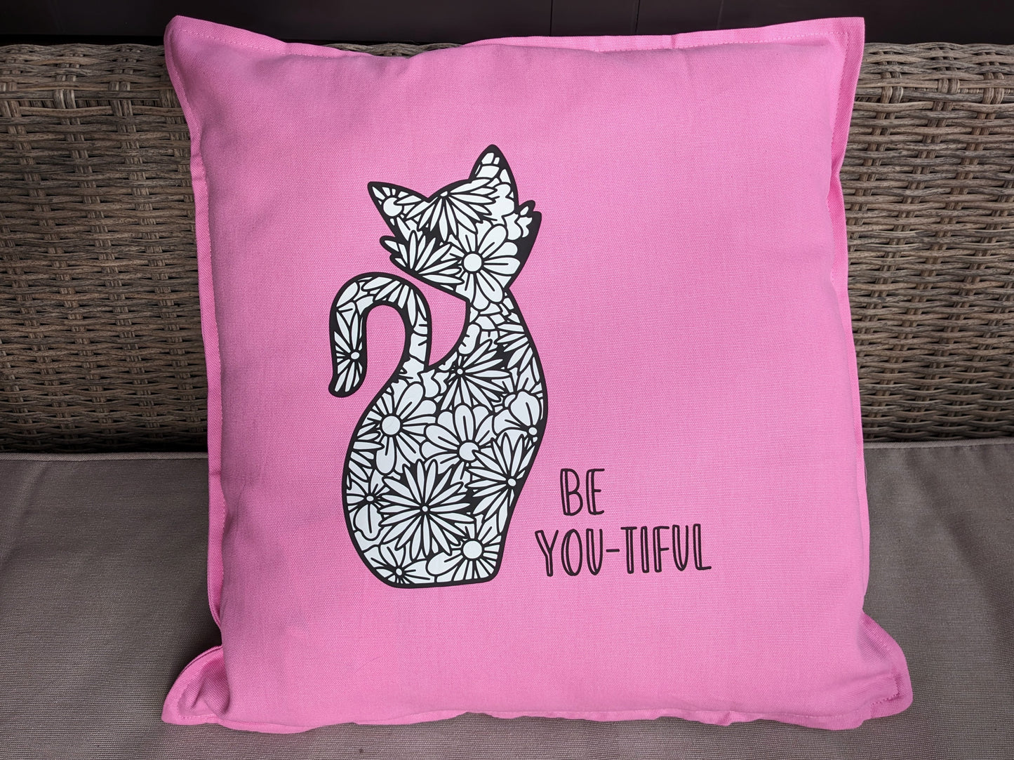 Kuddfodral/Pillow case BE-YOU-TIFUL for couch and bed
