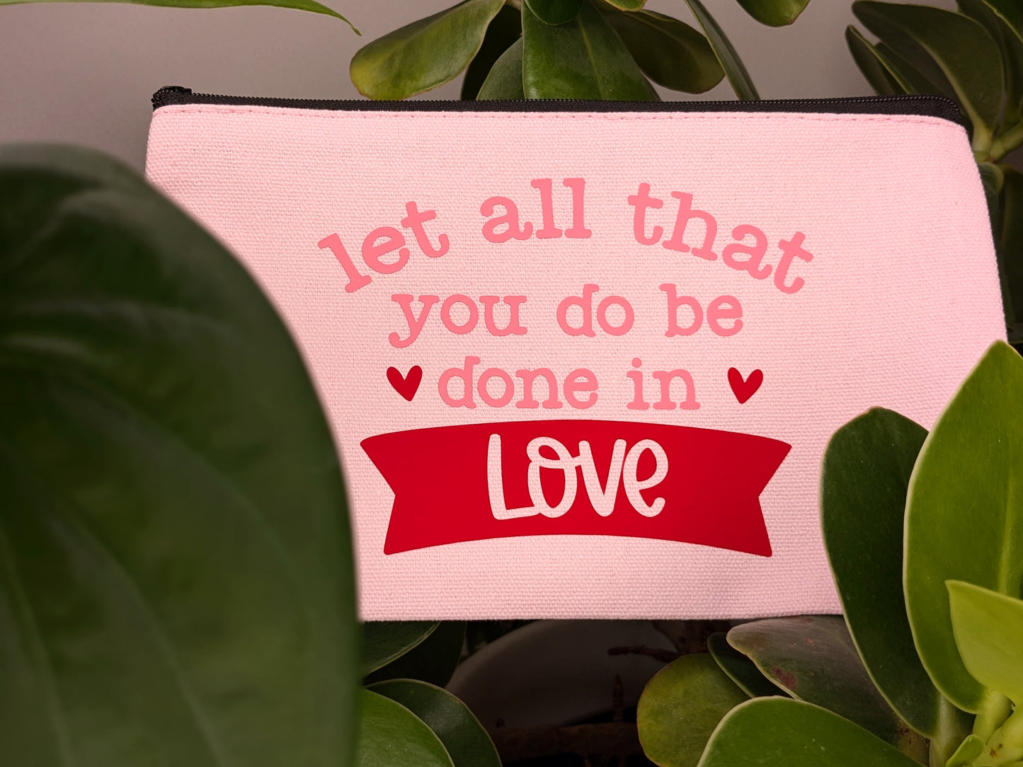 Necessär i rosa/pink zipper bag "Let all that you do be done in Love"