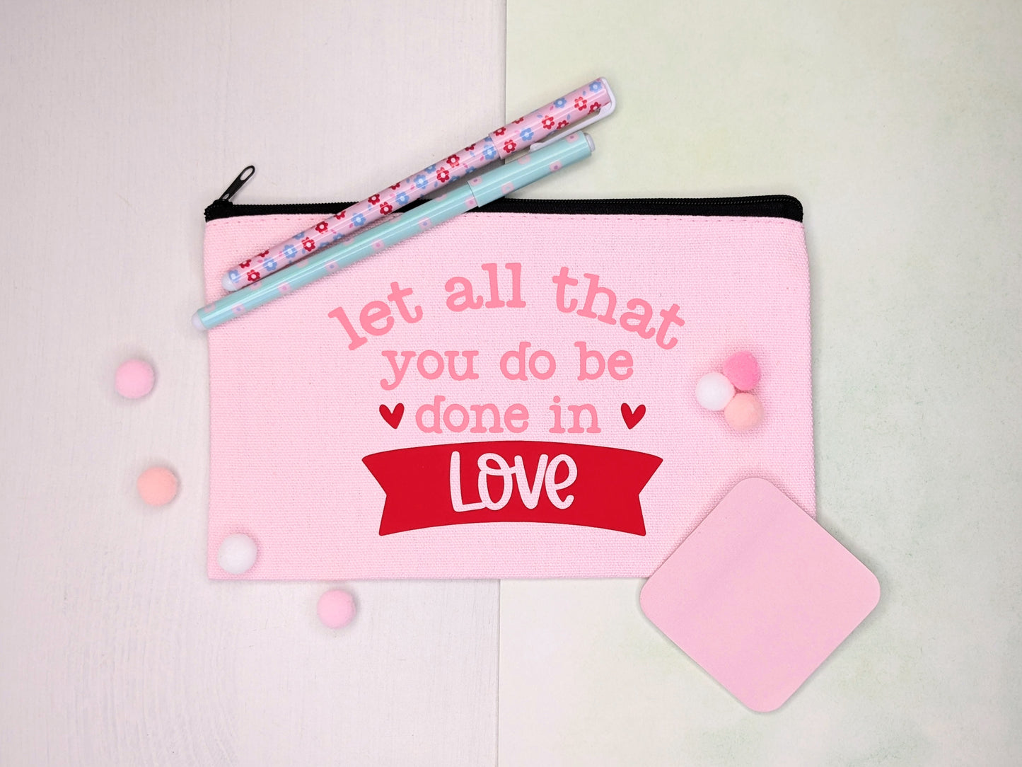 Necessär i rosa/pink zipper bag "Let all that you do be done in Love"
