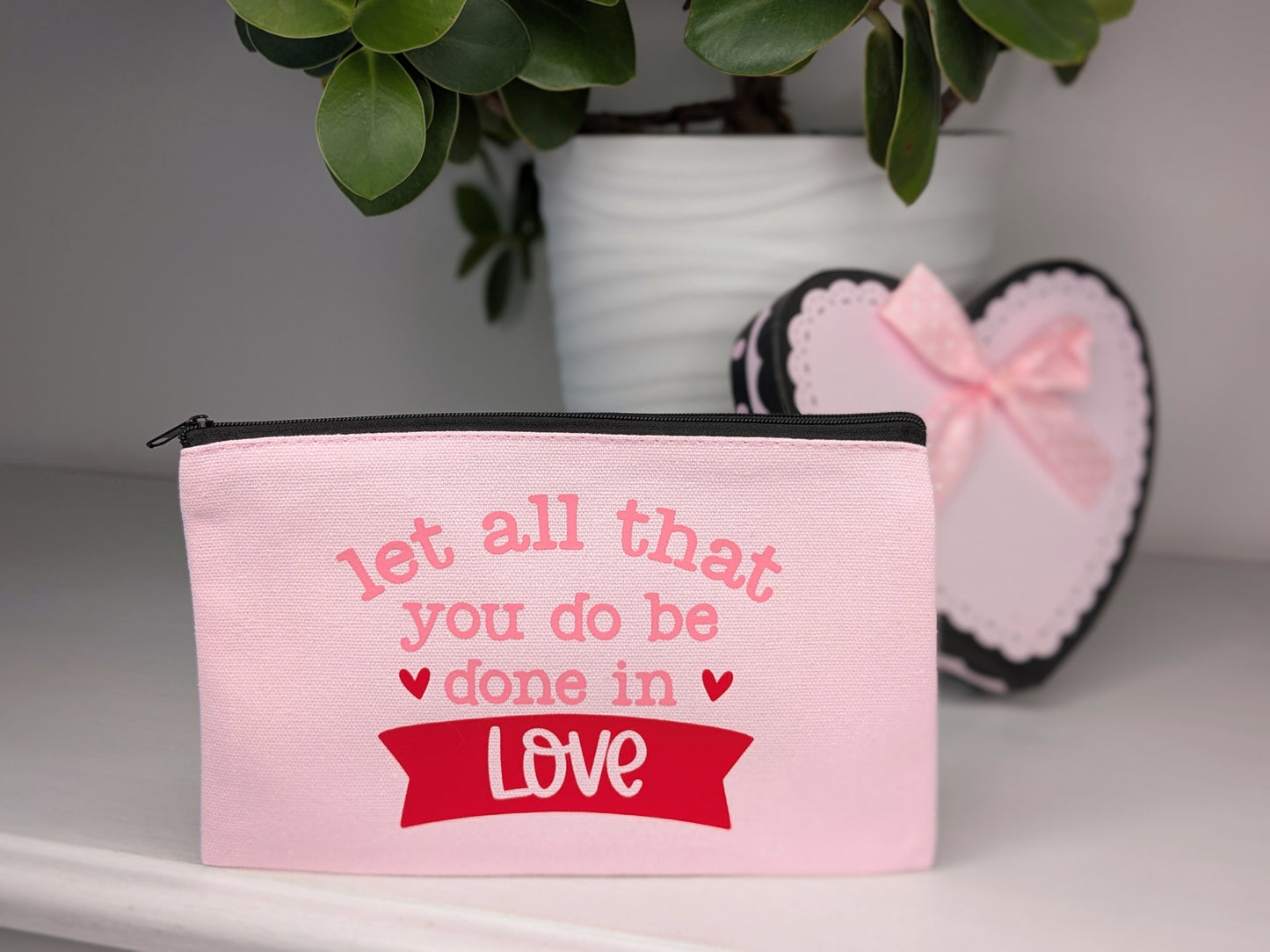 Necessär i rosa/pink zipper bag "Let all that you do be done in Love"