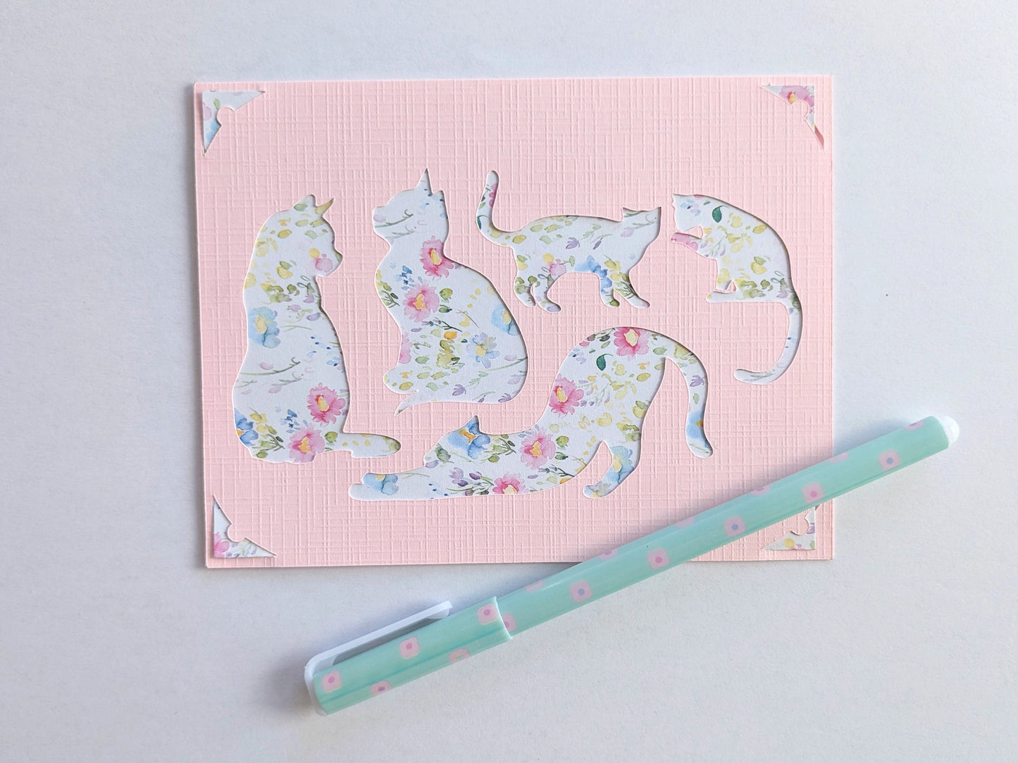 Kort/Card with cats in a pretty flowery pattern