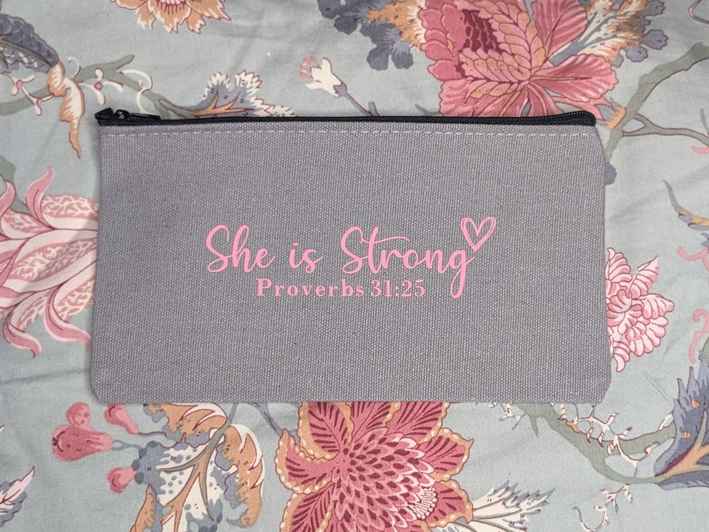 Necessär/Zipper bag - "She is Strong"