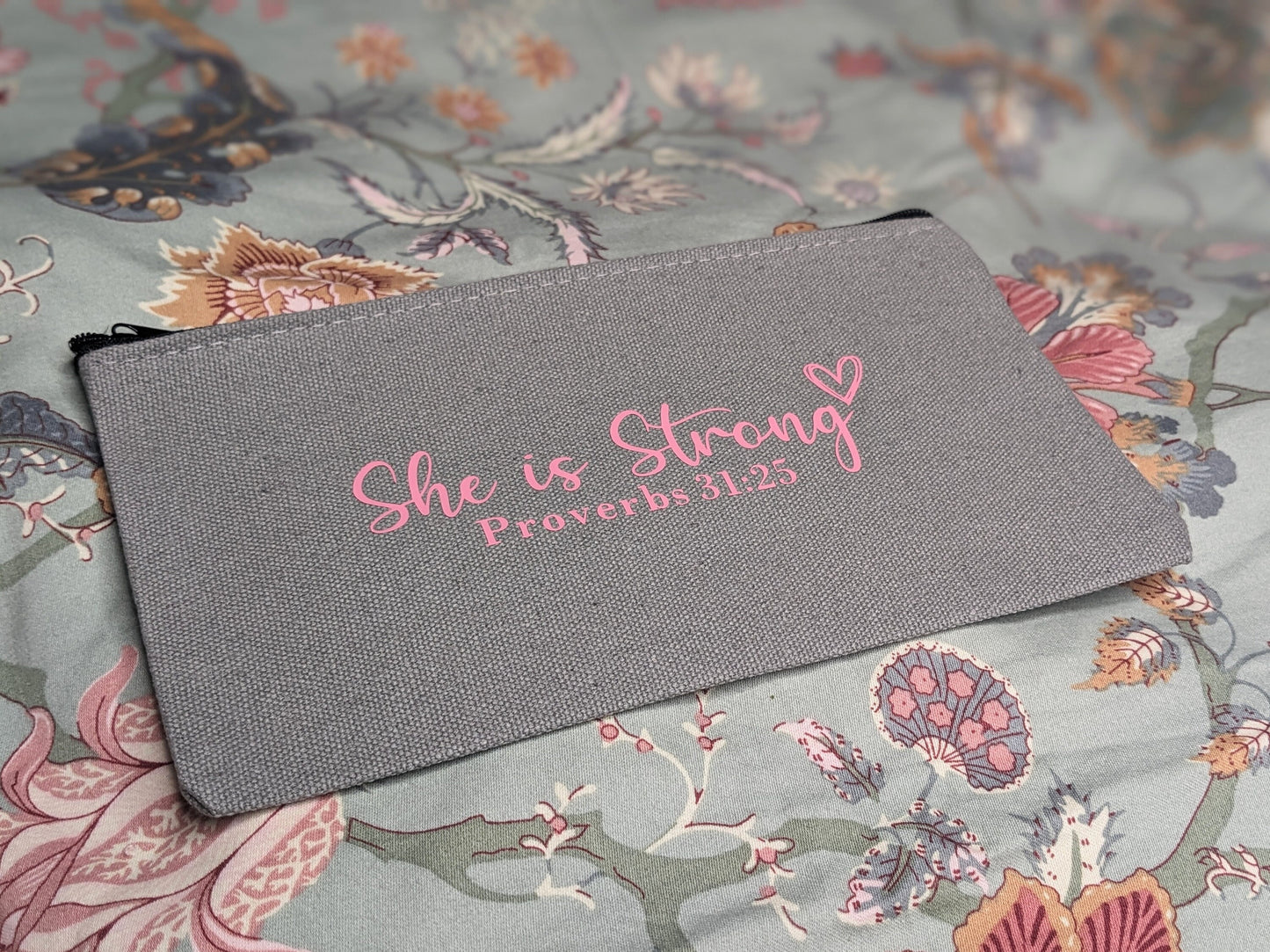 Necessär/Zipper bag - "She is Strong"