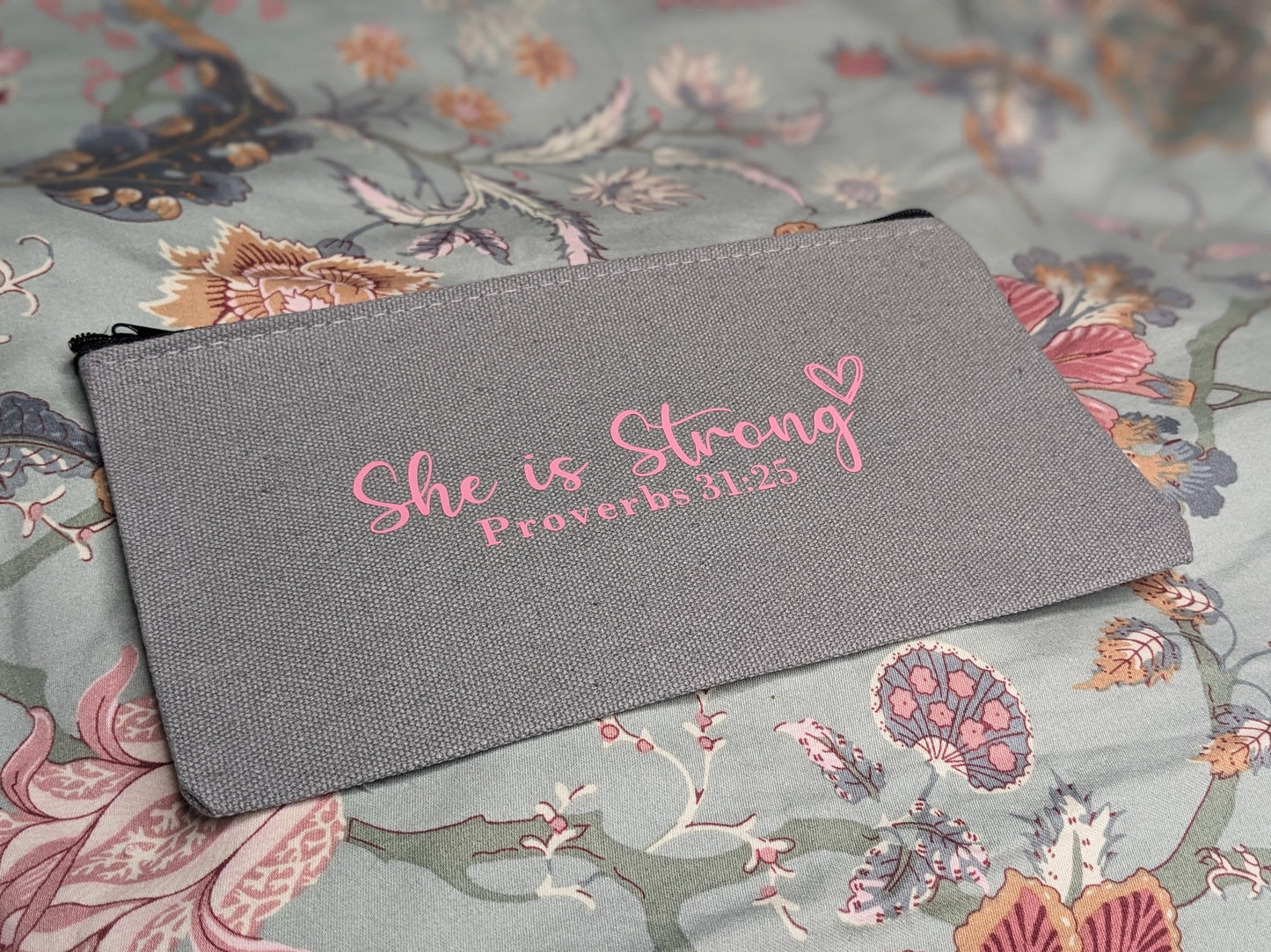 Necessär/Zipper bag - "She is Strong"