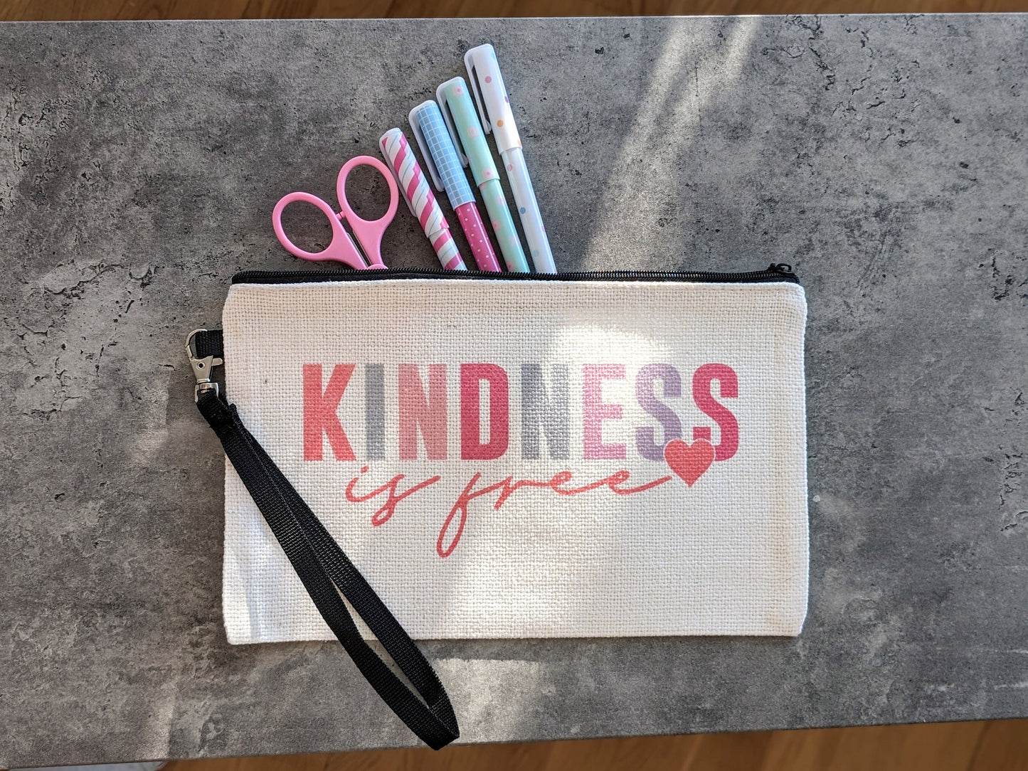 Necessär/Zipper bag "Kindness is free, sprinkle it everywhere"