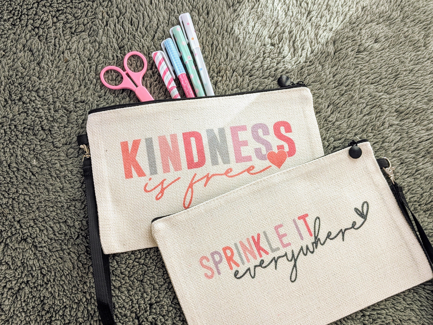 Necessär/Zipper bag "Kindness is free, sprinkle it everywhere"