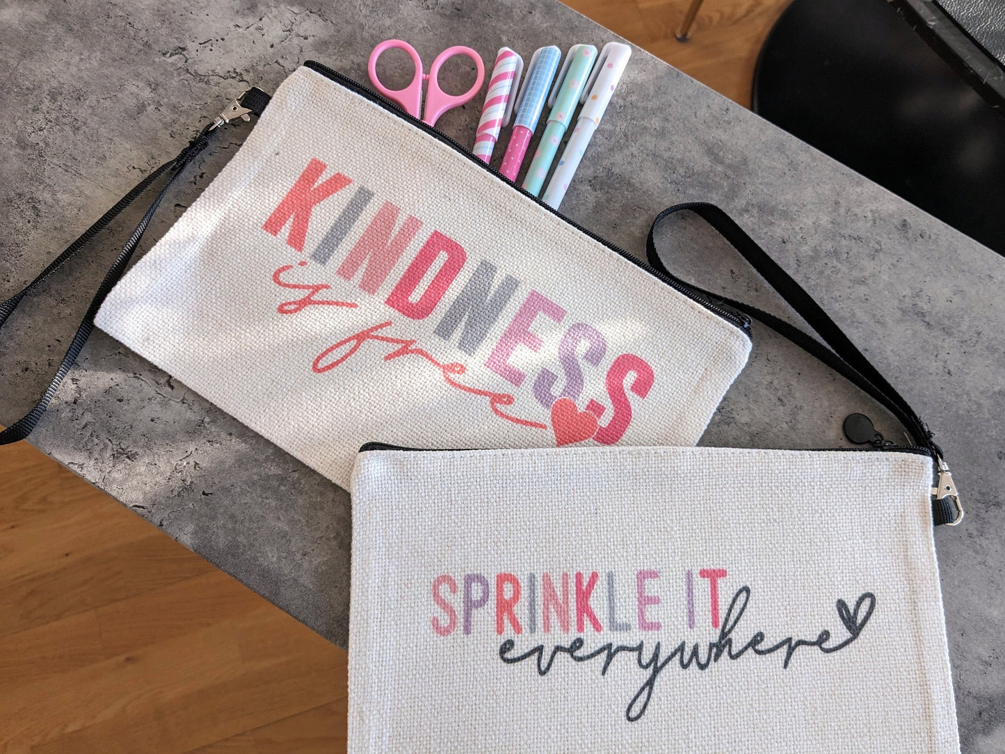 Necessär/Zipper bag "Kindness is free, sprinkle it everywhere"